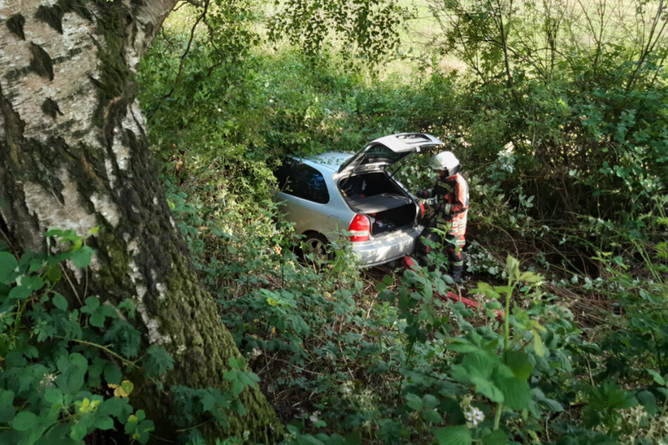Die Feuerwehr zog den Wagen aus der Böschung.