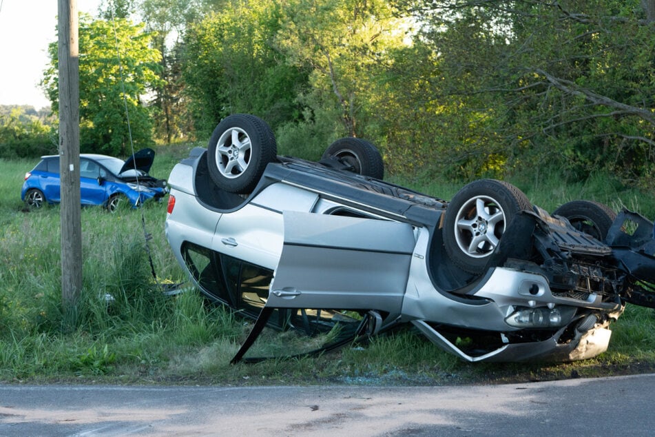 BMW-Fahrer (22) missachtet Stoppschild: Vier Verletzte bei Crash auf Bundesstraße