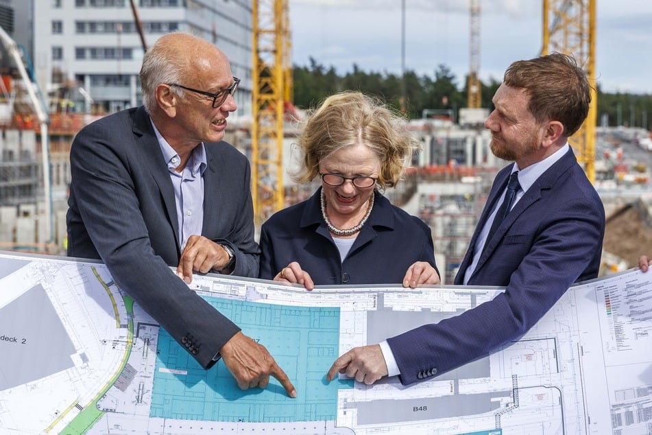 MP Michael Kretschmer (49, CDU, v.r.), Landesdirektions-Chefin Regine Kraushaar (60) und Infineon-Vorstand Rutger Wijburg (62) verschafften sich einen Überblick.