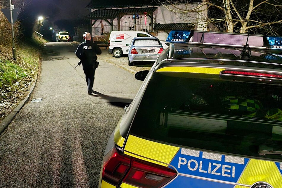 In Wald-Michelbach fielen am Samstagabend Schüsse: Polizeikräfte rückten in den Ortsteil Aschbach aus. (Symbolbild)