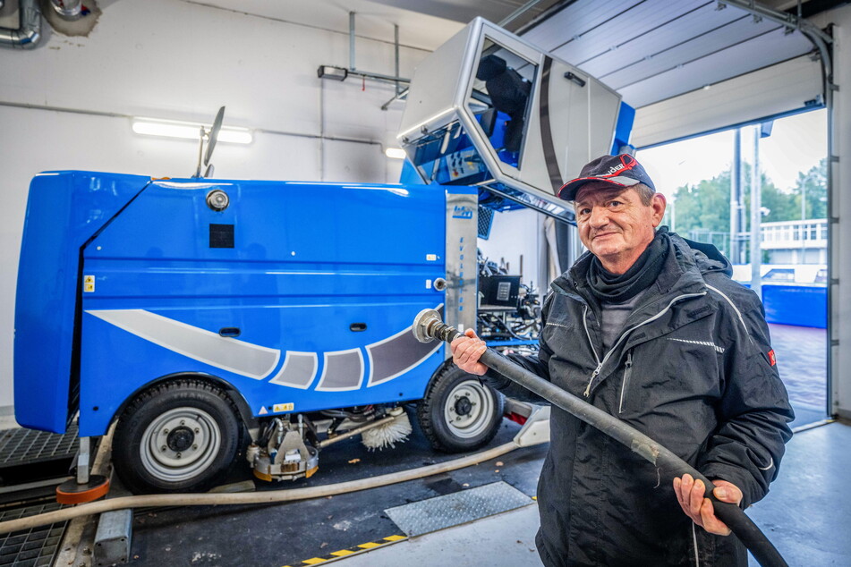 Eistechniker Mario Michel (56) macht die Vereisungsmaschine für den schwierigen Nachteinsatz startklar.