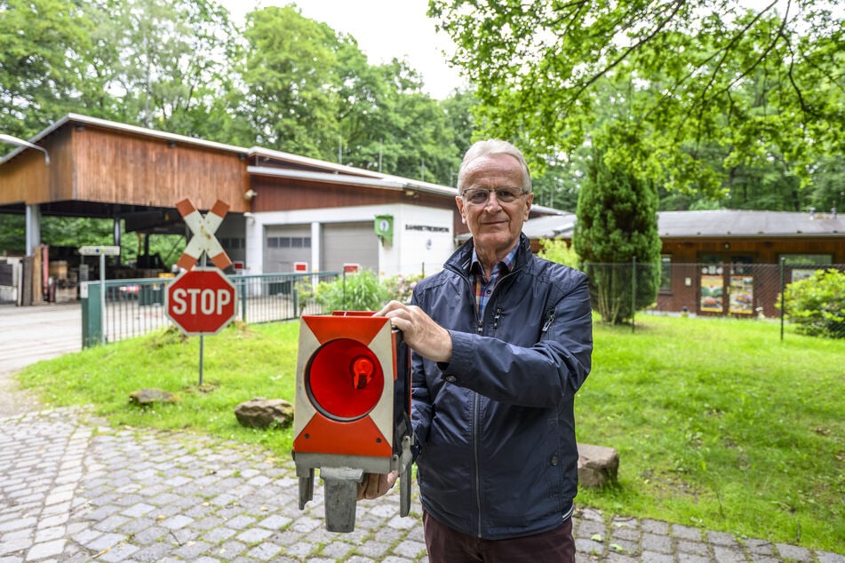 Sein letztes Signal: Dietmar Holz (65) geht nach 30 Jahren bei der Parkbahn von Bord - mit der Schlusslaterne in der Hand.