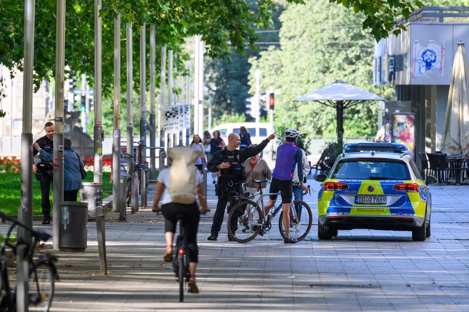 Auf der Hauptstraße werden Passanten gebeten, den Evakuierungsbereich umgehend zu verlassen.