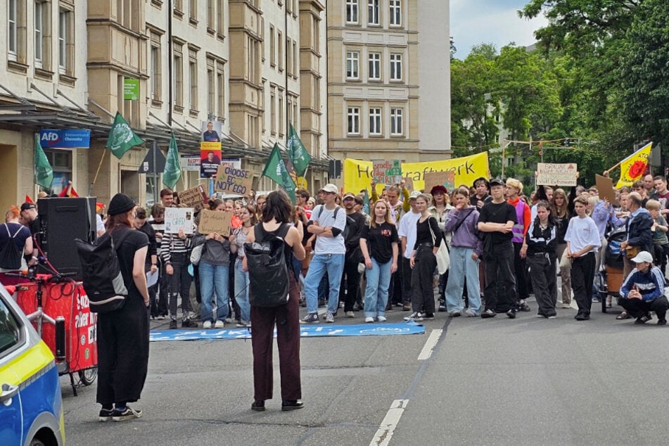 Chemnitz: Klima-Streik in Chemnitz: Demonstranten ziehen durch die Innenstadt