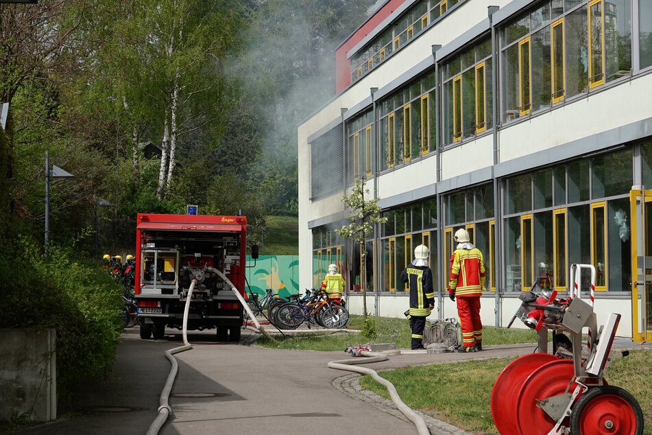 Am Dienstagmittag musste die Feuerwehr in den Moritzburger Ortsteil Boxdorf zur Kurfürst-Moritz-Schule ausrücken.