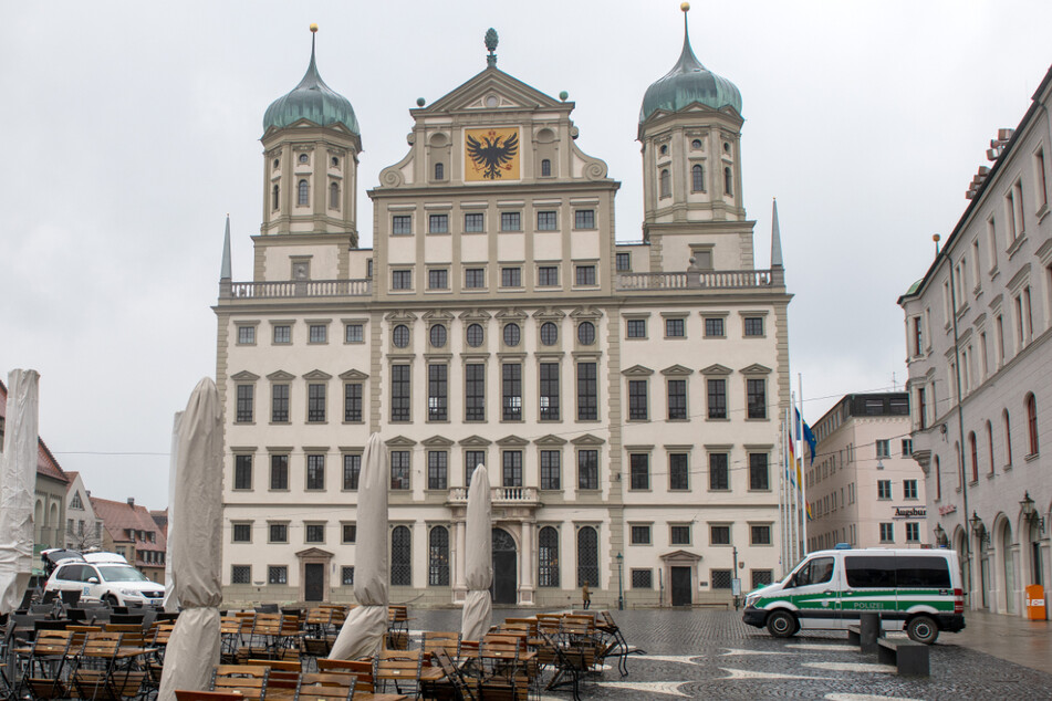 Das Rathaus in Augsburg. Die Feuerwehr entdeckte hier nach einem Fehlalarm einen mysteriösen Gast.