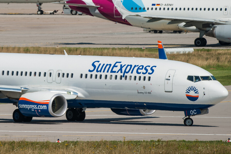 Eine Boeing 737-800 der Fluggesellschaft SunExpress rollt am Flughafen Stuttgart zur Startbahn.