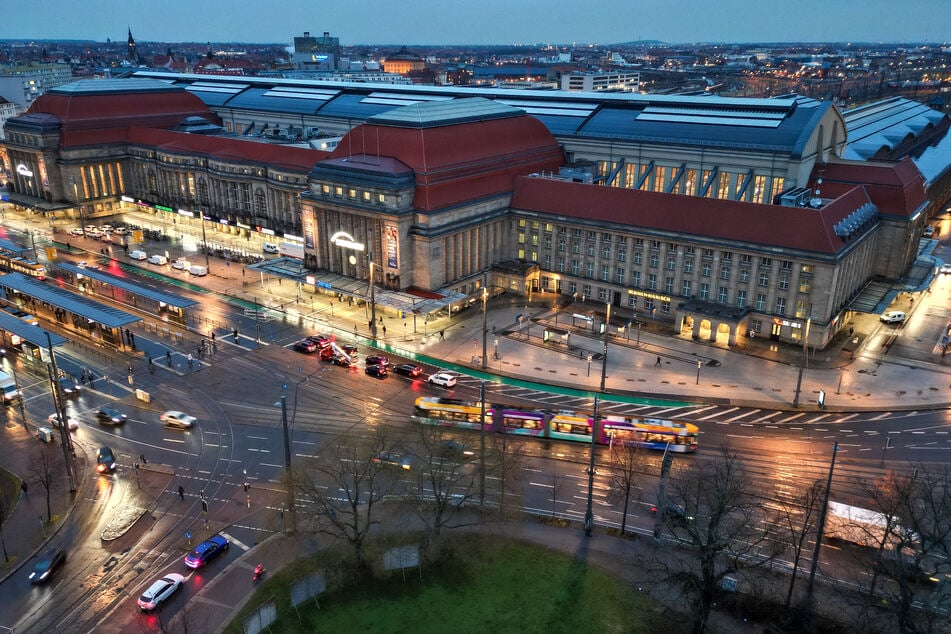 Sexuelle Belästigung, Hitlergruß, Körperverletzung: Randalierer hält Polizei auf Trab