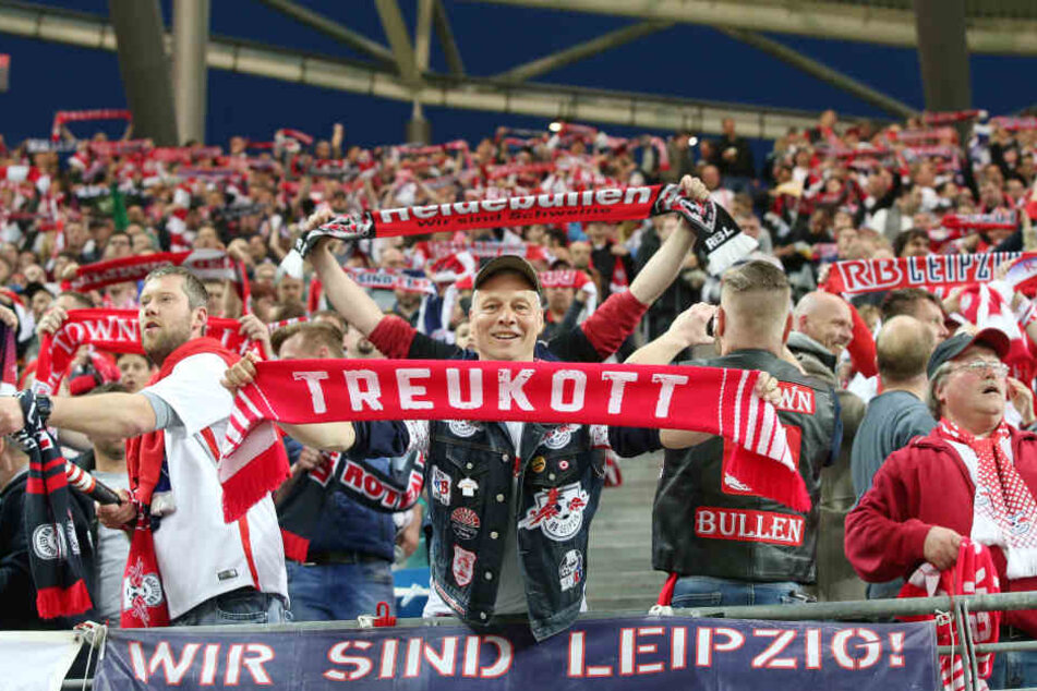 Ein RB-Anhänger hält einen Schal mit der Aufschrift "Treukott" hoch. Die Vielzahl der Fans verzichteten am Montag auf den Protest.