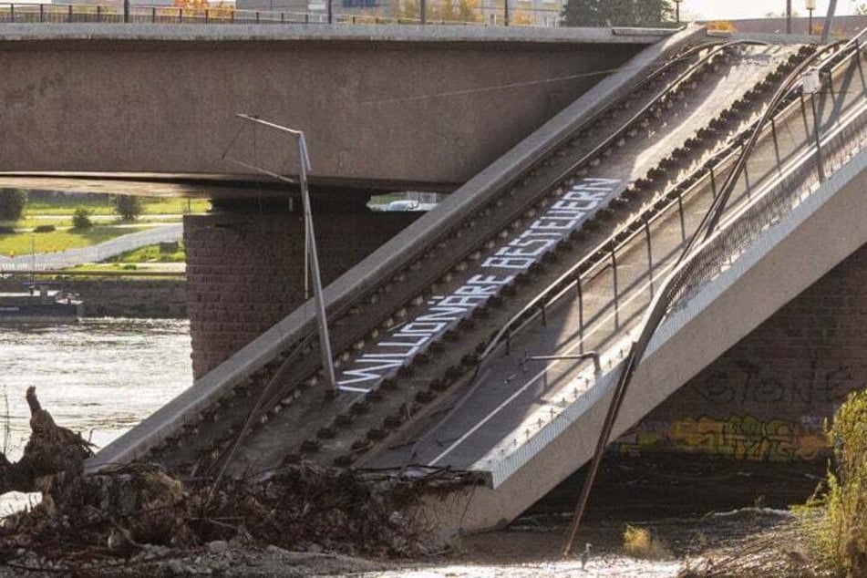 Lebensgefährlich: Die Schmierfinken kletterten auf die eingestürzte Carolabrücke und brachten Parolen an