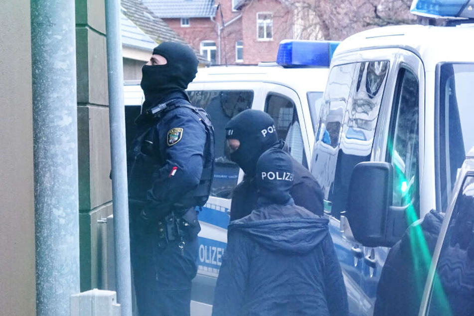 Seit den frühen Morgenstunden durchsuchen die Einsatzkräfte mehrere Objekte in Sachsen-Anhalt.