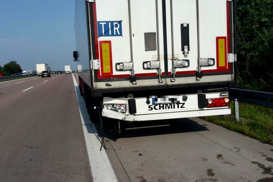 Ein Transporter ist am Mittwoch auf der A2 in einen Lkw gekracht.