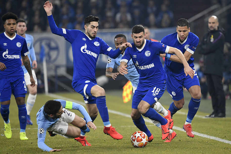 Schalke warf sich mit aller Macht in die Zweikämpfe, gewann so viele Bälle und startete auch immer wieder gute Angriffe.