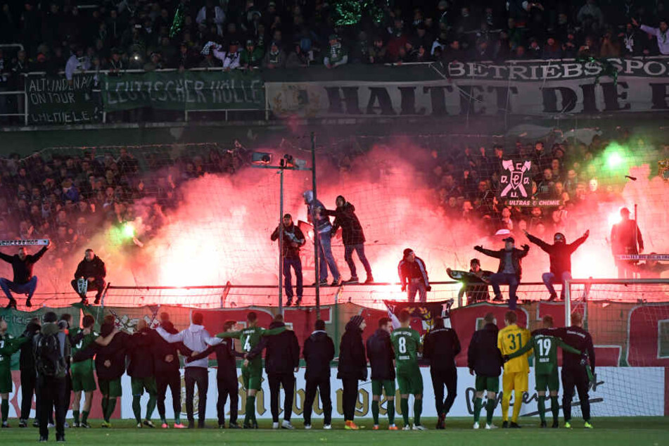 Trotz der 0:3-Pleite feierten die BSG-Fans ihre Mannschaft nach dem Abpfiff.