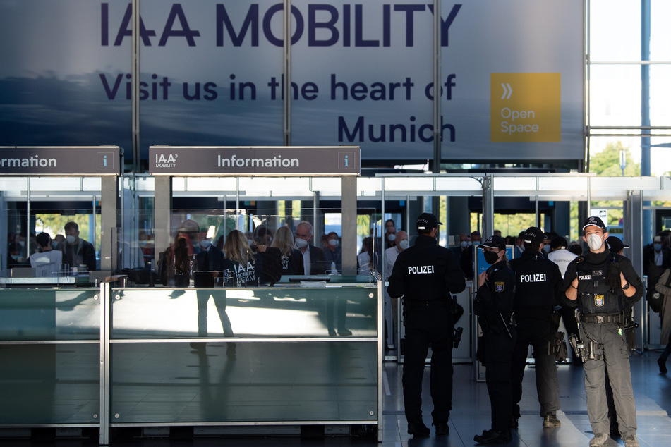 Polizisten stehen vor Beginn der Internationalen Automobil-Ausstellung (IAA Mobility) am Eingang-West.