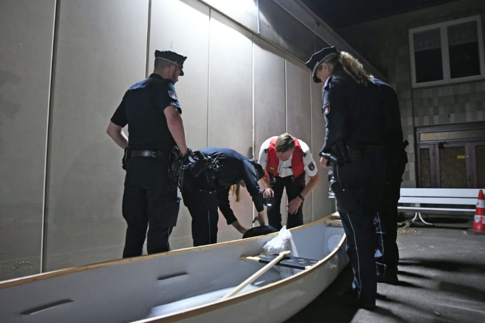 Die Einsatzkräfte fanden ein Kanu auf dem Wasser.