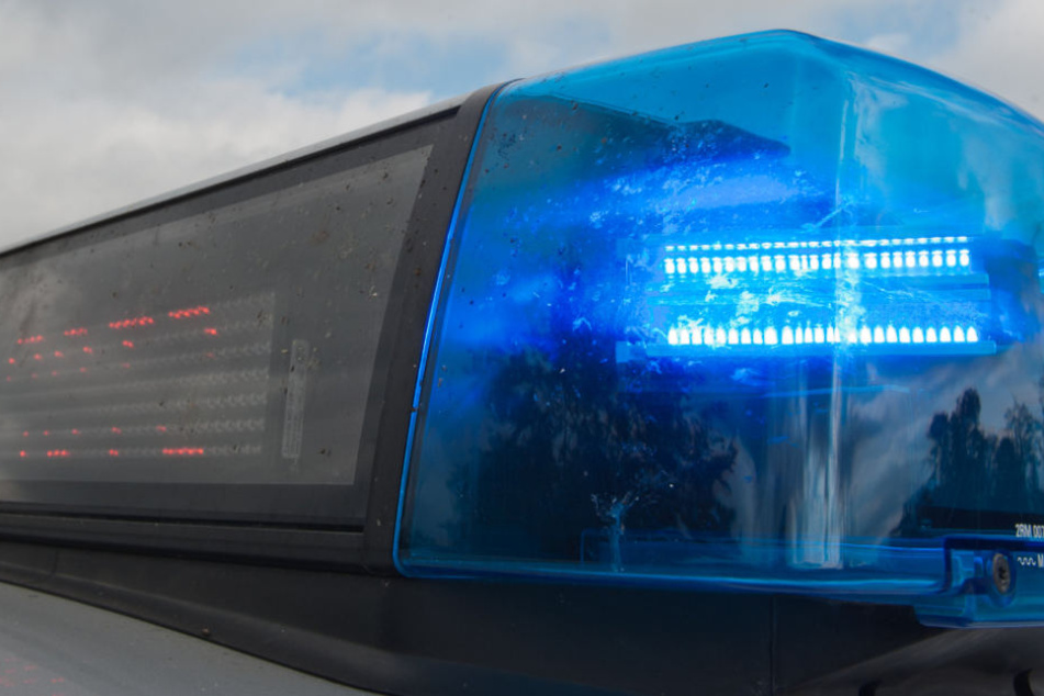 Die Polizei fahndet nach dem Unfallverursacher und sucht Zeugen des Vorfalls (Symbolbild).
