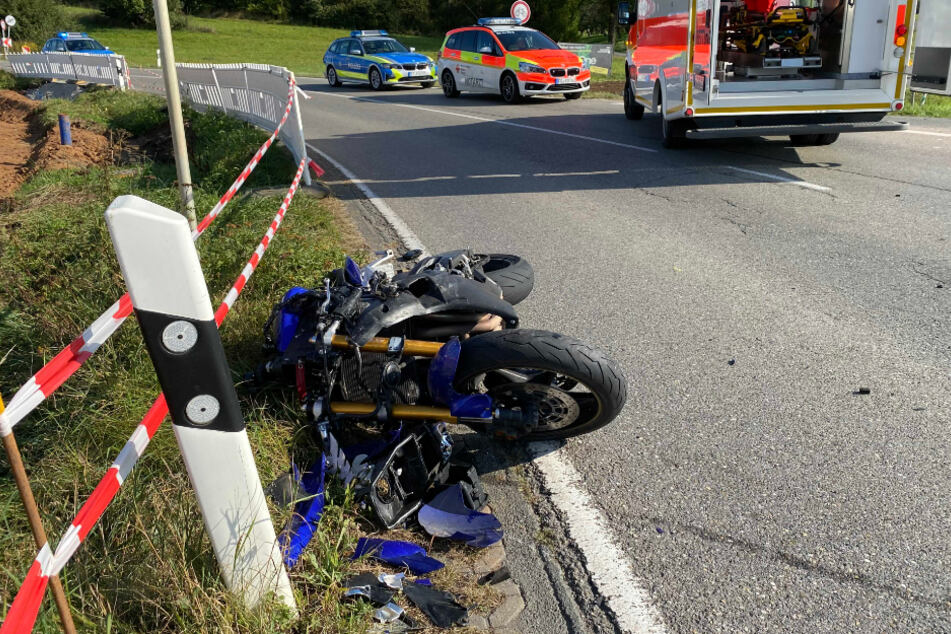Das zerstörte Motorrad des lebensgefährlich verletzten Mannes liegt an der Unfallstelle.
