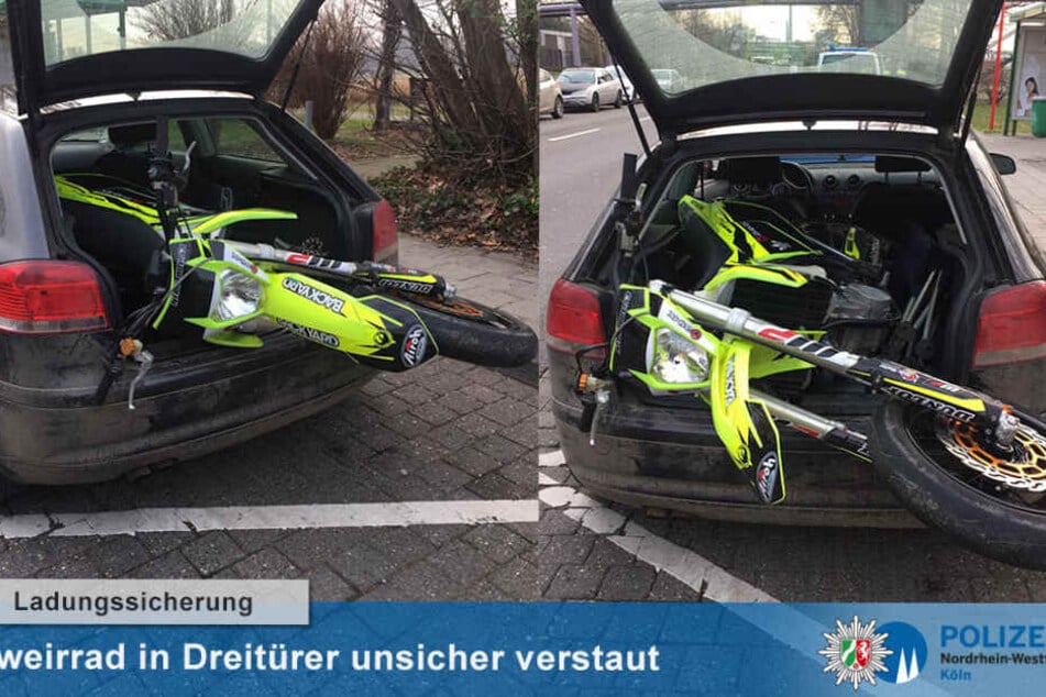 Das Motocross-Bike ragte etwa einen Meter aus der geöffneten Heckklappe heraus.