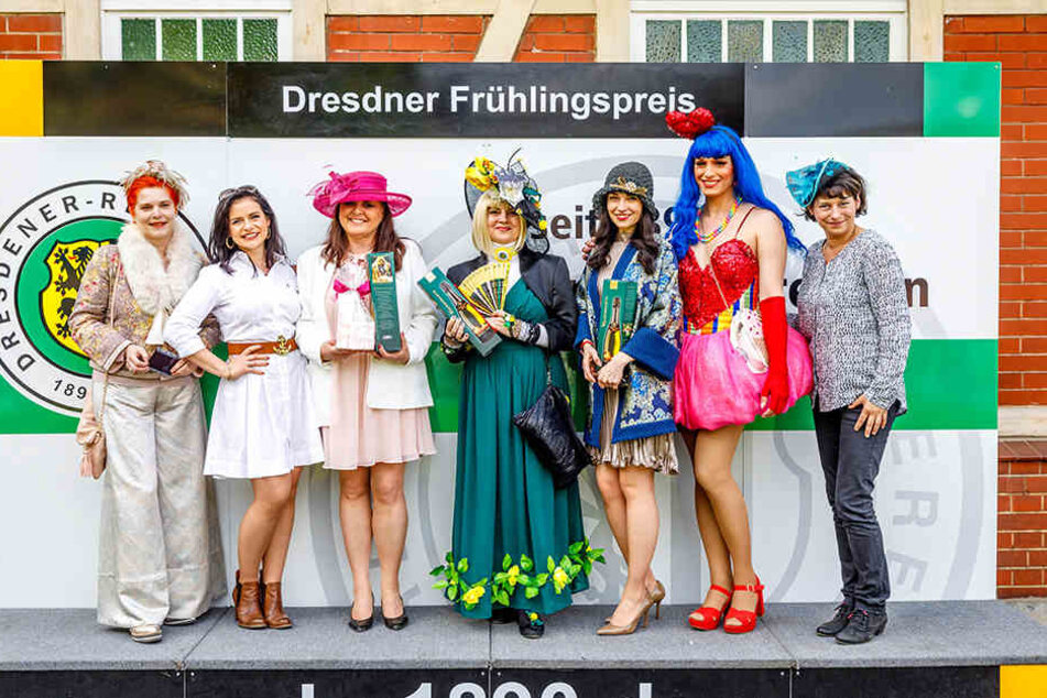 



Die Jury und die drei Preisträger des Hutwettbewerbs. Platz Eins ging an 
Katharina Dietrich (Mitte) aus Leipzig.