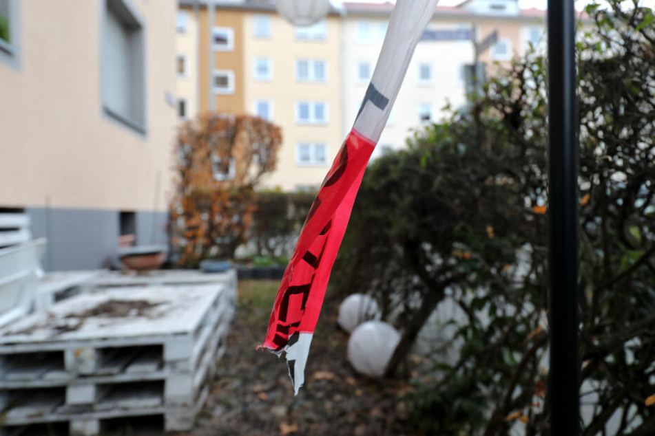 Überbleibsel eines der Angriffe: An einem Tatort hing lange Zeit ein Absperrband der Polizei. (Archivbild)