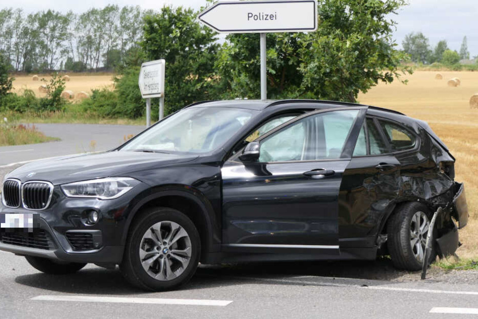 Das linke Heck des BMW ist völlig ramponiert.