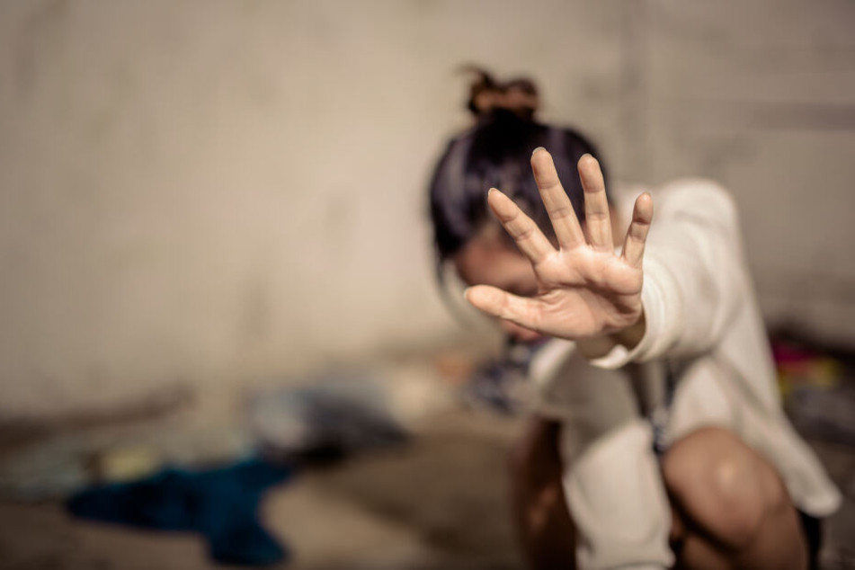 Die Polizei sucht nach zwei Männern, die in Düsseldorf zwei Mädchen sexuell belästigt haben sollen (Symbolbild).