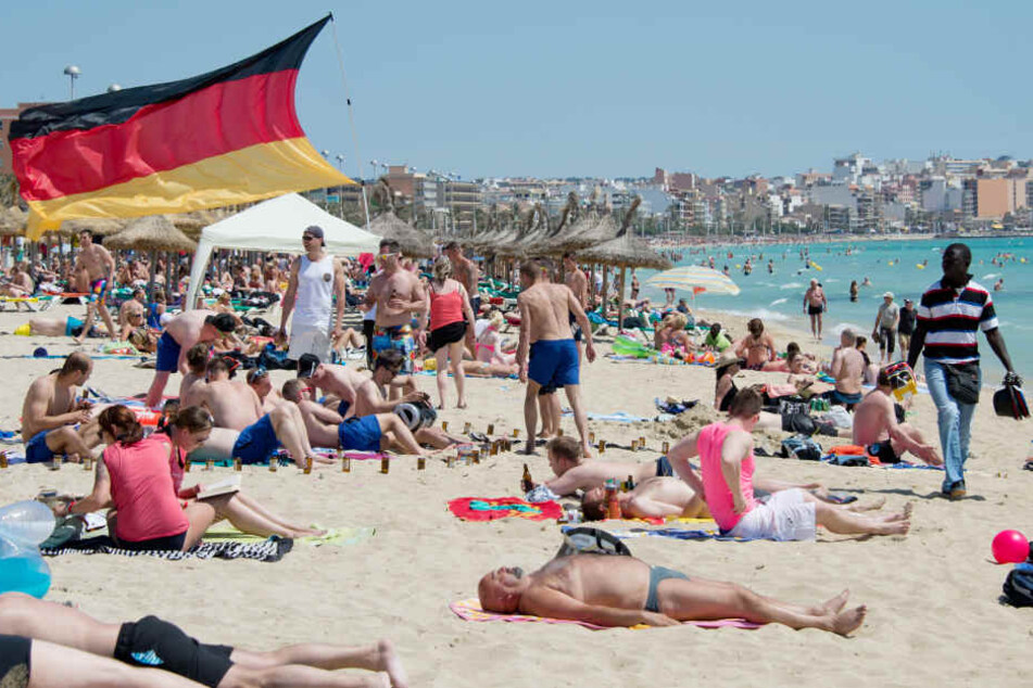 Schärfere Kontrollen auf Mallorca sollen in diesem Sommer den Sauftourismus einschränken.