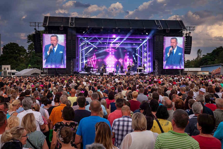 Kaiserlicher Auftritt: Schlagerstar Roland Kaiser (67) begeisterte 12 000 Fans.