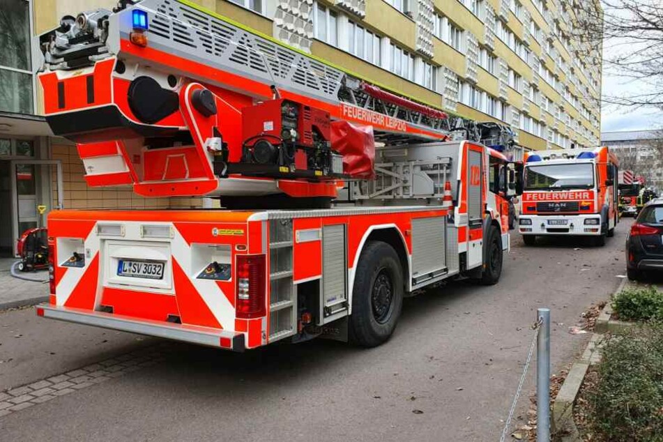 Polizei, Feuerwehr und Rettungskräfte rückten mit mehr als zehn Fahrzeugen zu dem Einsatz aus.