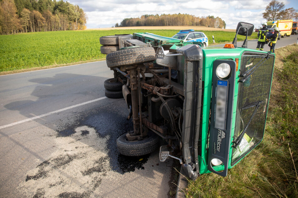 Nach dem Aufprall kam der Multicar ins Schleudern und kippte um.