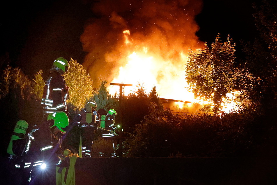 Chemnitz: Flammeninferno in Chemnitz: Brand in Gartensparte