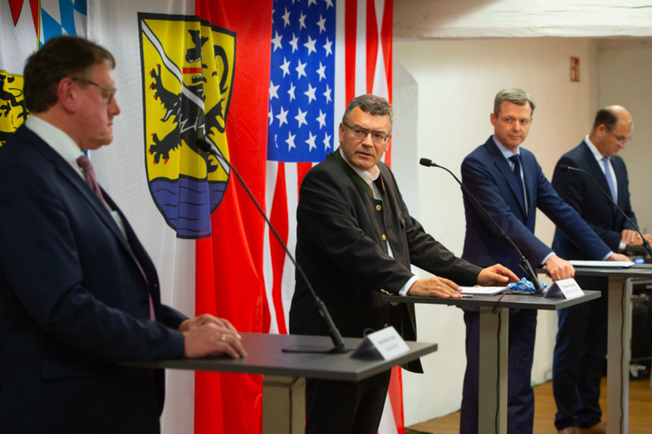 Hans-Martin Schertl (Freie Wähler, v.l.n.r.), Bürgermeister von Vilseck, Florian Herrmann (CSU), Leiter der bayerischen Staatskanzle , Thomas Silberhorn (CSU), Parlamentarischer Staatssekretär bei der Bundesministerin der Verteidigung, und Albert Füracker (CSU), Finanzminister von Bayern.