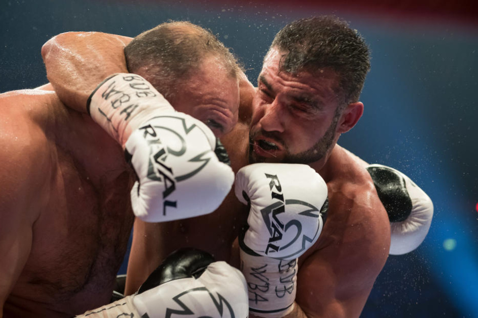 Manuel Charr (re.) gewann gegen den zehn Zentimeter größeren und 22 Kilogramm schwereren Alexander Ustinow nach Punkten.