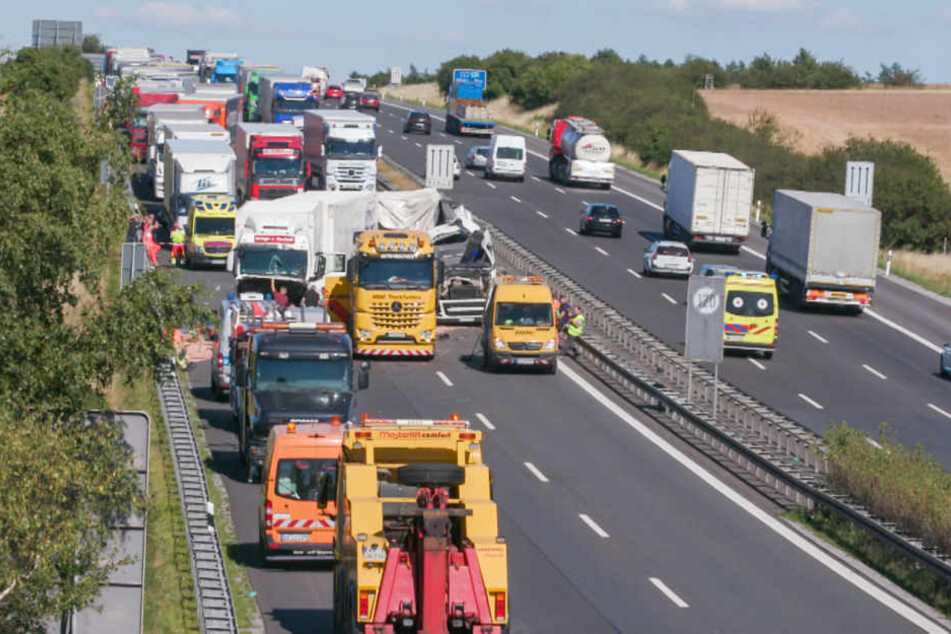 Am Mittag krachten zwei Lkw aufeinander.