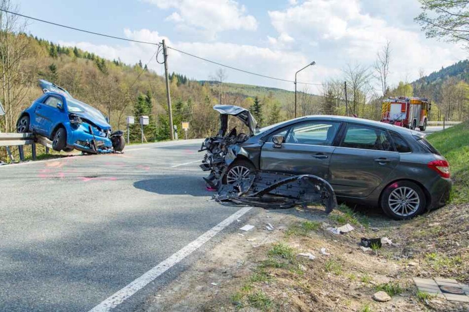 Beide Autos sind auf der B95 frontal zusammengestoßen.