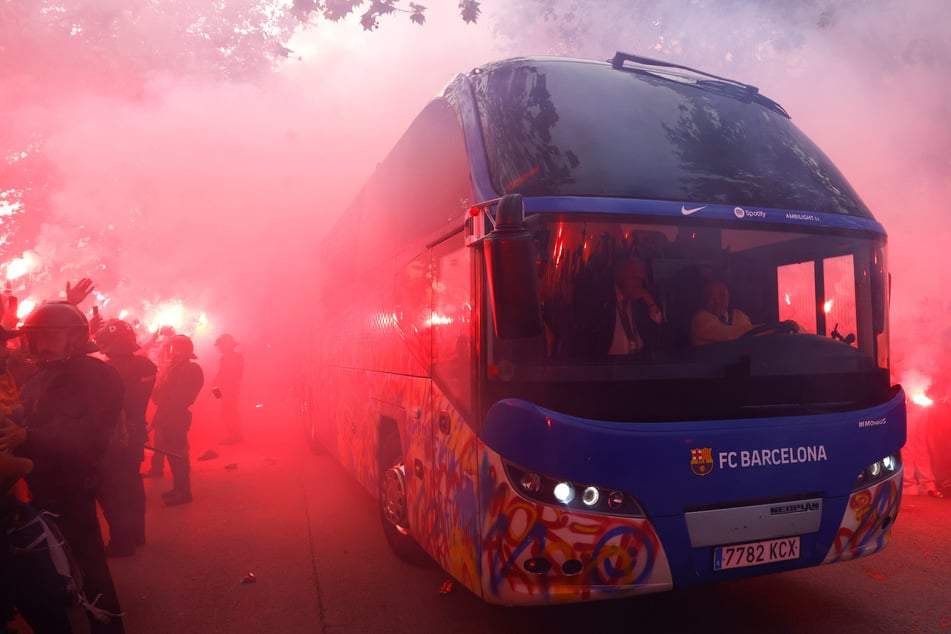 Sie verwechselten den Bus: Barça-Fans attackieren eigenes Team vor Champions-League-Aus!