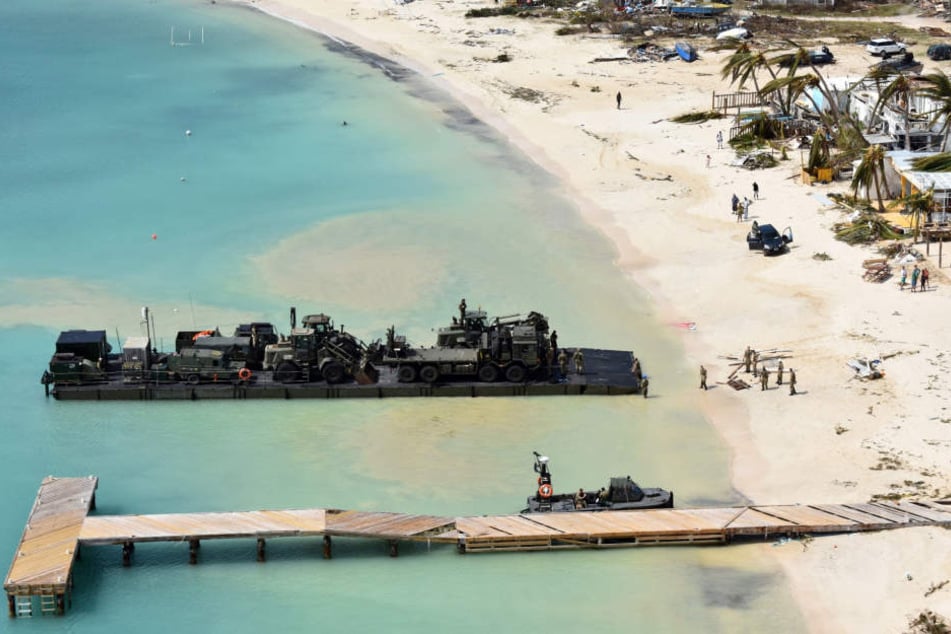 Das britische Militär schickte Flugzeuge und ein Schiff ins Katastrophengebiet.