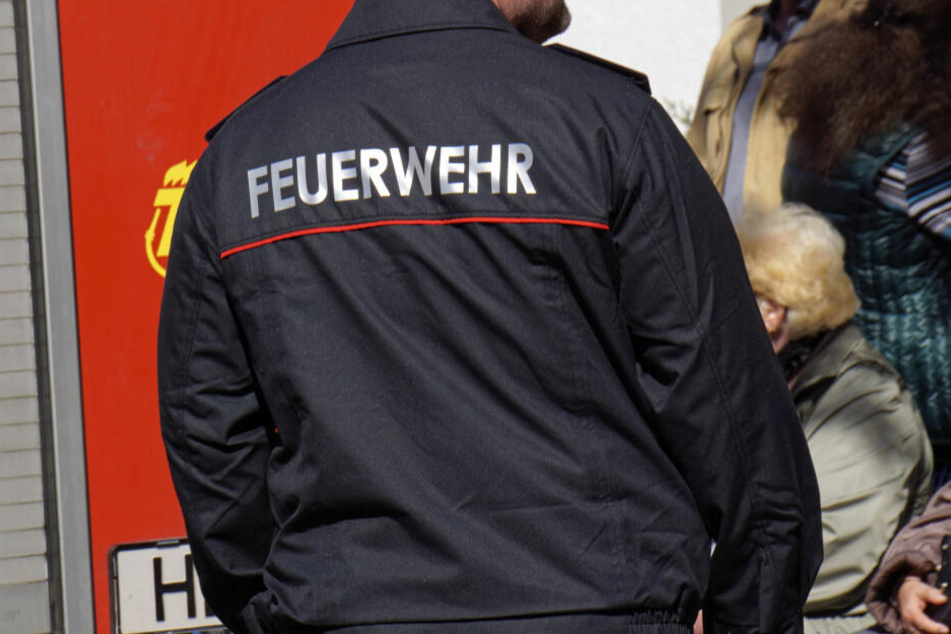 Die Feuerwehr kümmert sich um mehrere Personen (Symbolbild).