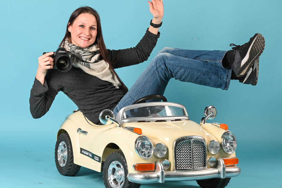 Wird in diesem Auto garantiert nicht geblitzt: Fotografin Anne Kaiser (40) sitzt im Spielzeugauto, in dem sie sonst Knirpse fürs Foto platziert.