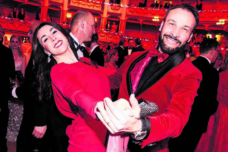 Leidenschaft in Rot: Judith Williams (46) tanzt mit ihrem Ehemann Alexander-Klaus Stecher (51).