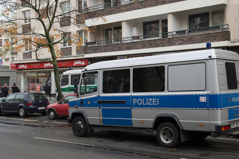 Zwei Polizeiwagen stehen an der Bundesallee vor einem Geschäft, wo am 5. November 2017 der Raubüberfall stattfand.