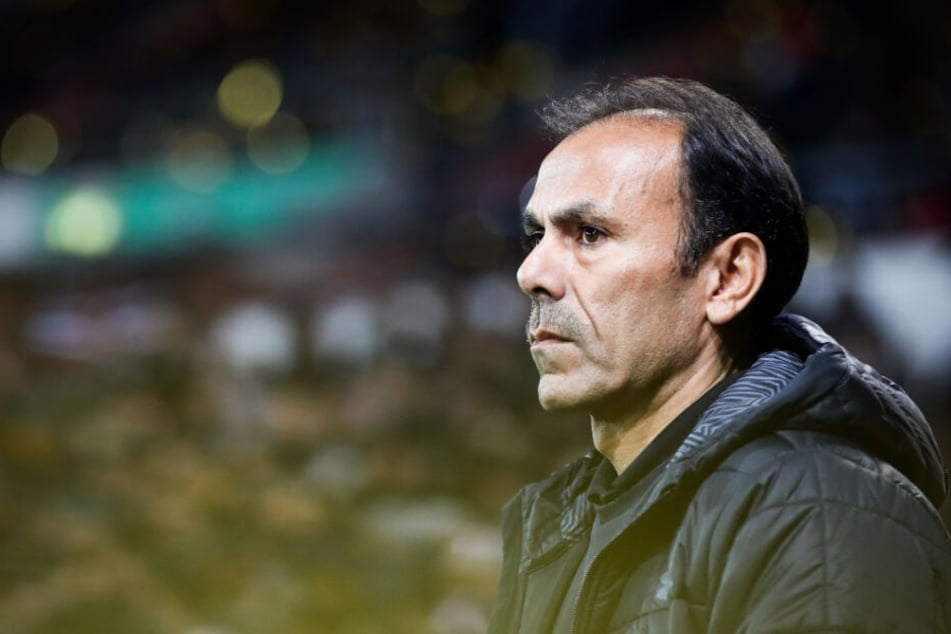 St. Paulis Trainer Jos Luhukay blickt vor dem Duell gegen den Karlsruher finster drein.