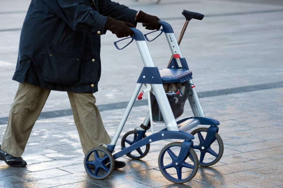 Mit seinem Rollator hat der Senior die beiden Angreifer in die Flucht geschlagen. (Symbolbild)
