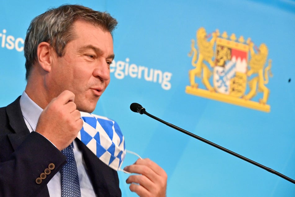 Markus Söder (CSU), Ministerpräsident von Bayern, nimmt vor der Pressekonferenz nach der Kabinettssitzung der Bayerischen Staatsregierung den Mund Nasen Schutz ab.