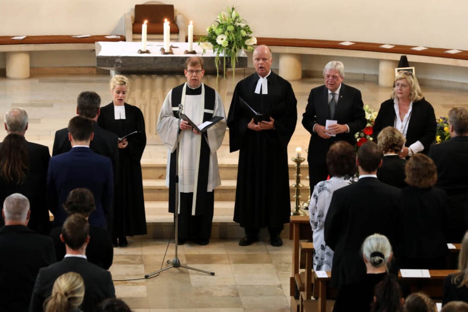 Pfarrerin Jennifer Koch (l-r), Pfarrer Stefan Peter, Probst Oliver Albrecht, Volker Bouffier, CDU, hessischer Ministerpräsident, und Brigitte Bannenberg, Bürgermeisterin des Ortes, stehen beim Gebet vor den Trauergästen.