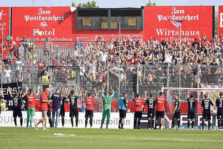 Die FSV-Sieger bedanken sich nach Abpfiff bei ihren Fans für die Unterstützung.