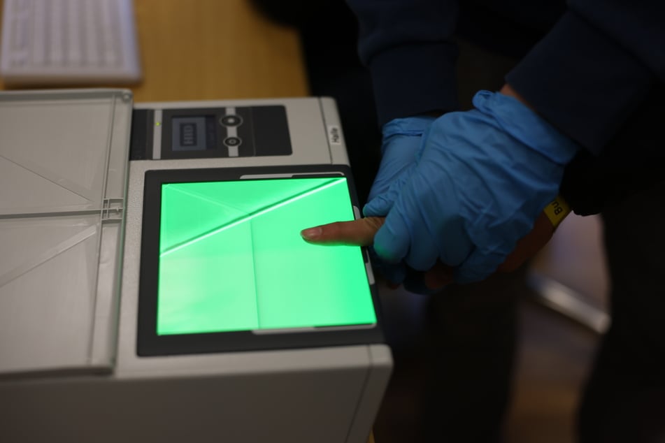 Bei der erkennungsdienstlichen Behandlung im Hauptbahnhof wurden auch Fingerabdrücke der Syrer gescannt.