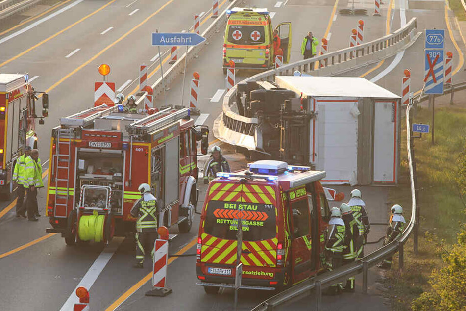 Die Unfallstelle von oben: Warum der Lkw gegen die Baustellenleitplanke fuhr, ist noch nicht klar.