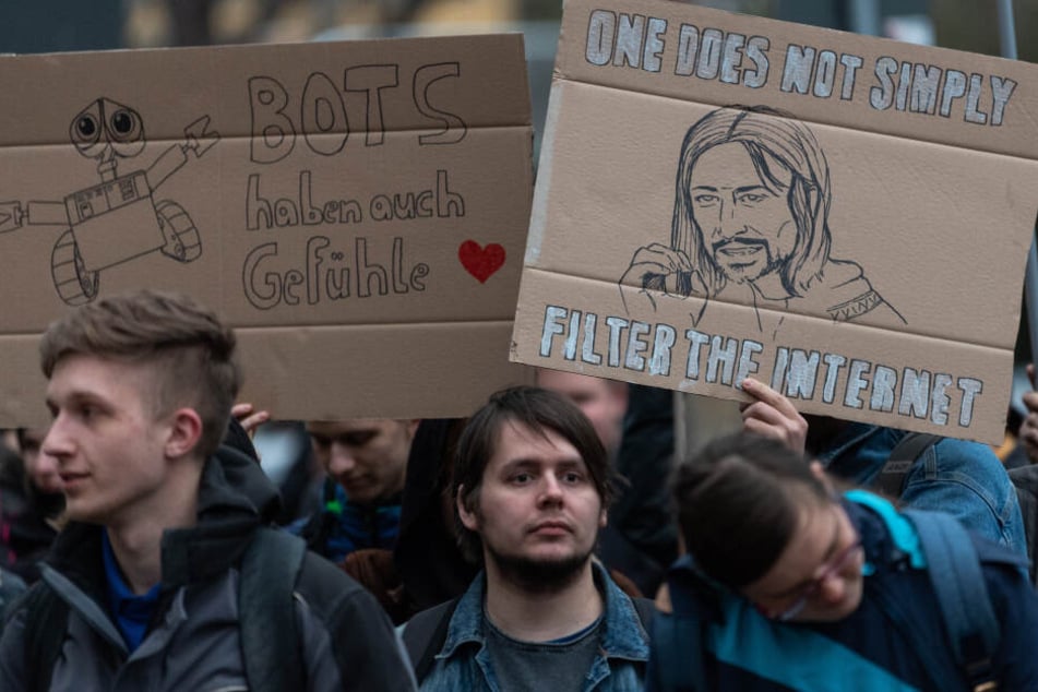 Teilnehmer einer Spontandemonstration protestieren bereit am Dienstag in Dresden gegen die Entscheidung.